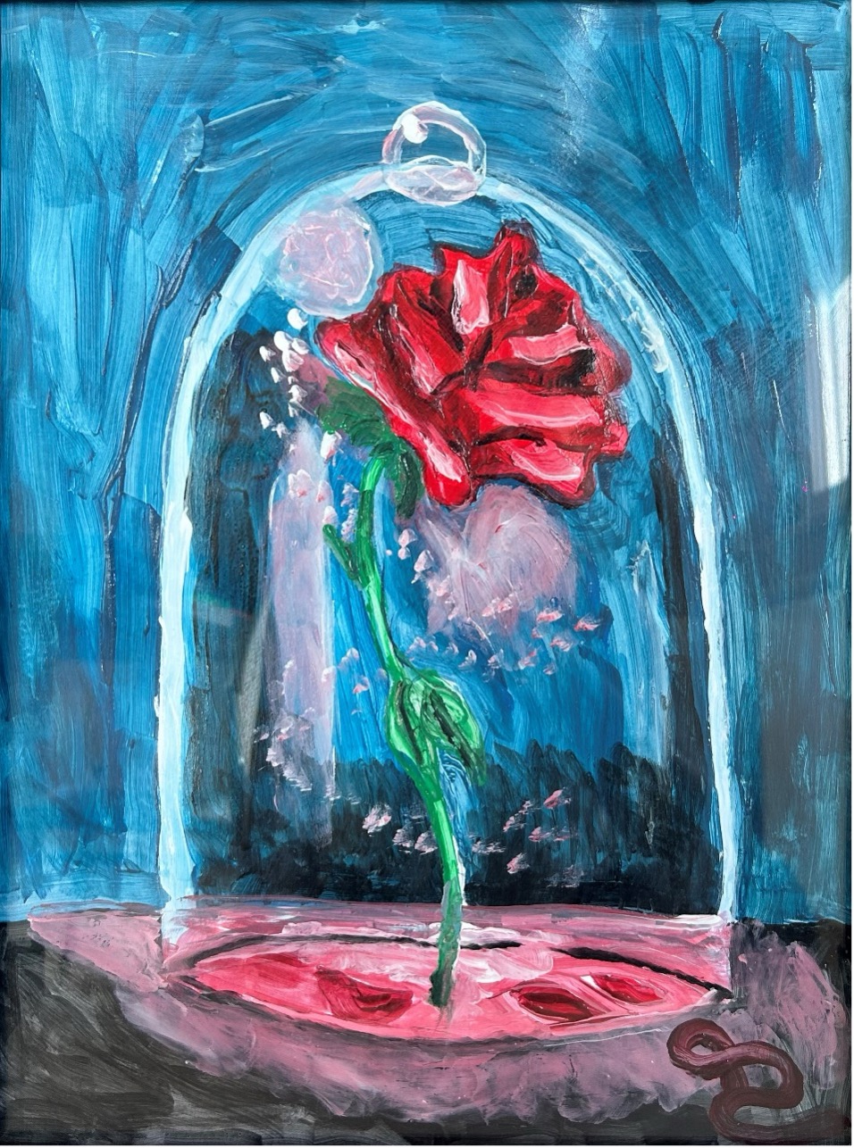 La rosa rappresenta la bellezza interiore che col tempo sfiorisce a causa di un isolamento ed un’iperprotezione rappresentata dalla teca di vetro, l’isolamento fa sfiorire anche il più bel fiore. “Mi amo e non mi amo, saprò la verità prima di sfiorire”